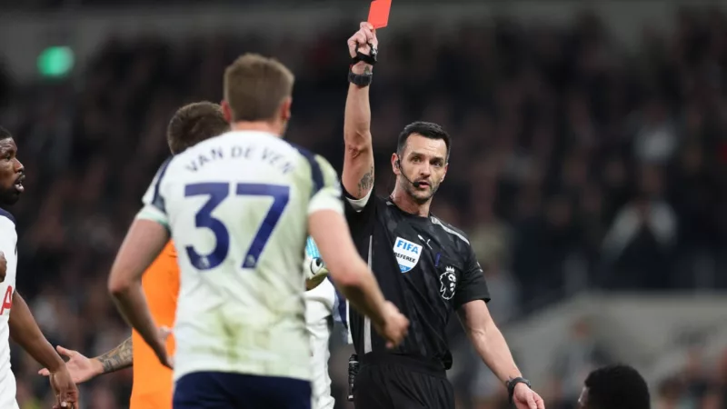 Andy Madley poprowadzi mecz na Anfield. Van de Ven pamięta go z marca