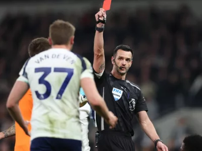 Andy Madley poprowadzi mecz na Anfield. Van de Ven pamięta go z marca