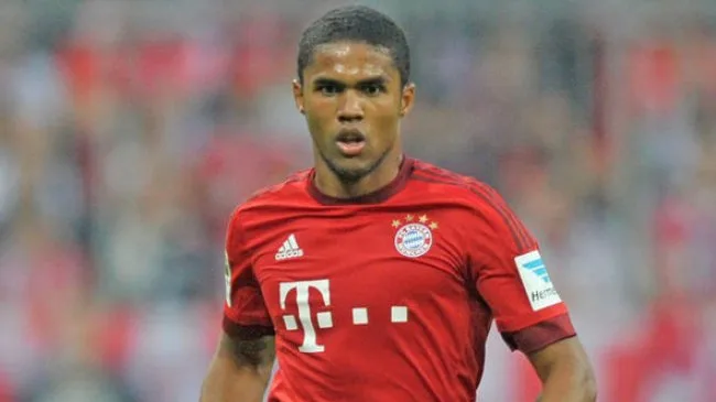 The Mirror: Douglas Costa na celowniku Spurs